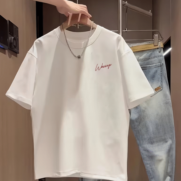 T-Shirt Col Rond – Signature Rouge “Wassup”