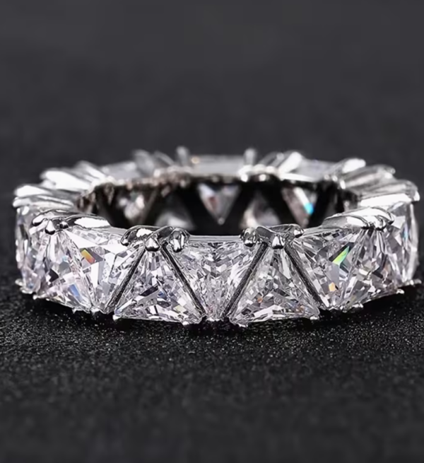 Bague "Nouvelle Légèreté" – L'Excellence du Luxe Aérien