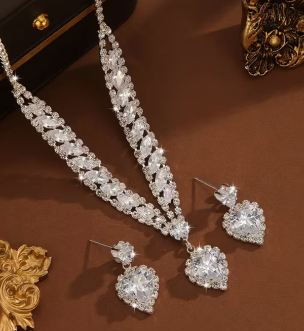 Ensemble Collier & Bijoux "Éclat Argenté" – L'Élégance Pure