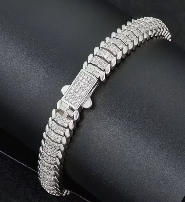 Collier "Haute Couture" – L'Apogée de la Mode de Luxe