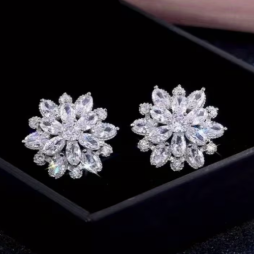 Boucles d'Oreilles Argentées Éclosion Florale