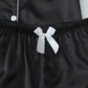 Pyjama en Satin pour Femme avec Haut Boutonné, Short et Taille Élastique – Élégance et Confort à la Maison