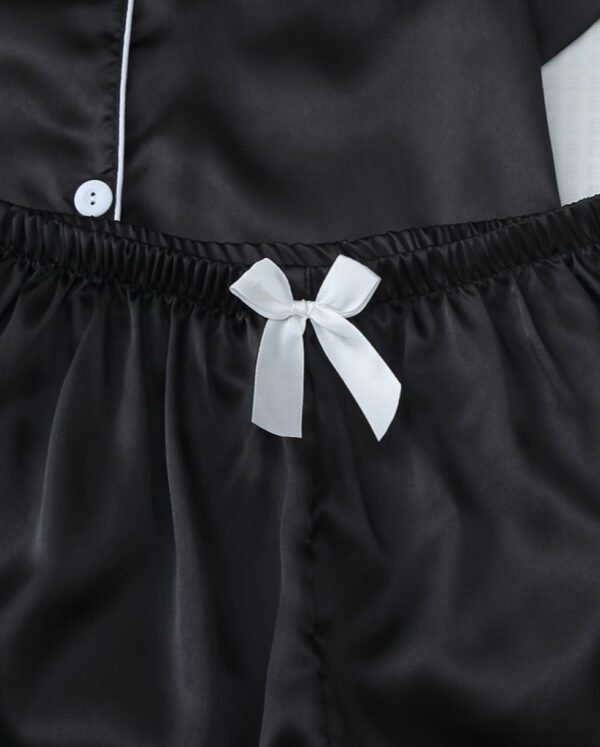 Pyjama en Satin pour Femme avec Haut Boutonné, Short et Taille Élastique – Élégance et Confort à la Maison