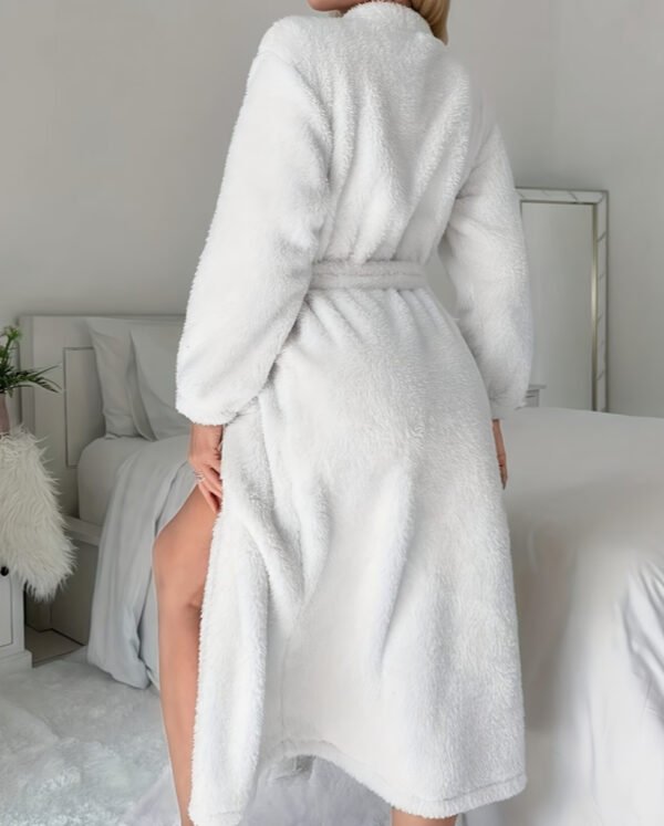 Chemise de Nuit en Peluche Blanche à Motif Cœur pour Femme – Douceur et Confort Cocooning