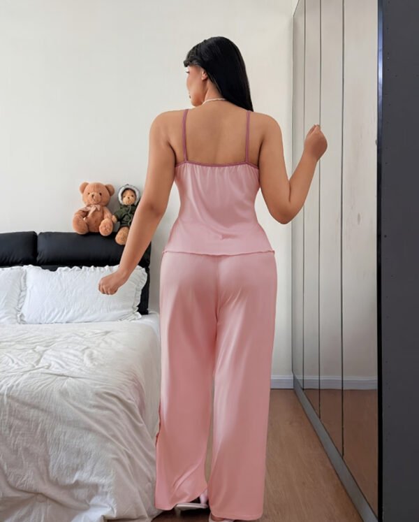 Pyjama Grande Taille pour Femme – Camisole Rose en Dentelle et Pantalon Large Confortable