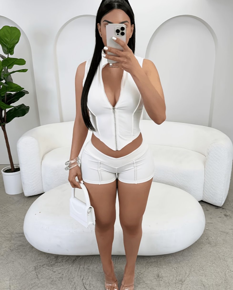 Ensemble Chic Blanc pour Femme – Crop Top Sans Manches à Col Montant et Short Assorti