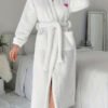 Chemise de Nuit en Peluche Blanche à Motif Cœur pour Femme – Douceur et Confort Cocooning