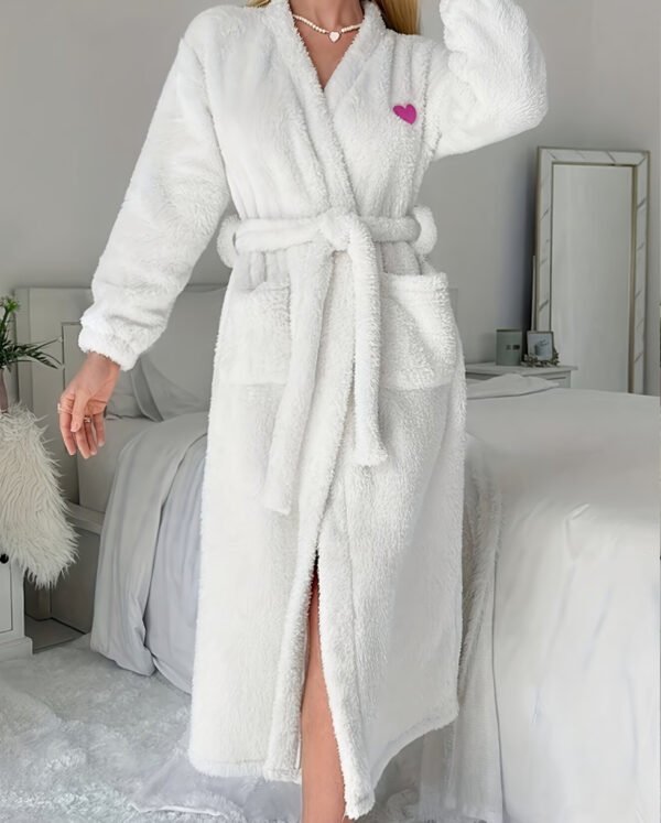 Chemise de Nuit en Peluche Blanche à Motif Cœur pour Femme – Douceur et Confort Cocooning