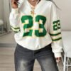 Pull à Capuche Imprimé Grande Taille pour Femme – Col en V et Style Urbain Tendance – Image 2