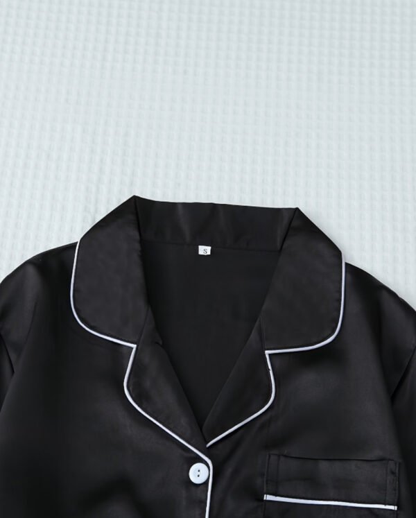 Pyjama en Satin pour Femme avec Haut Boutonné, Short et Taille Élastique – Élégance et Confort à la Maison