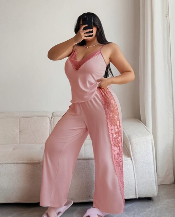 Pyjama Grande Taille pour Femme – Camisole Rose en Dentelle et Pantalon Large Confortable