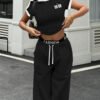 Ensemble Deux Pièces Femme – Haut Court à Rayures Contrastées et Pantalon Large Taille Marquée