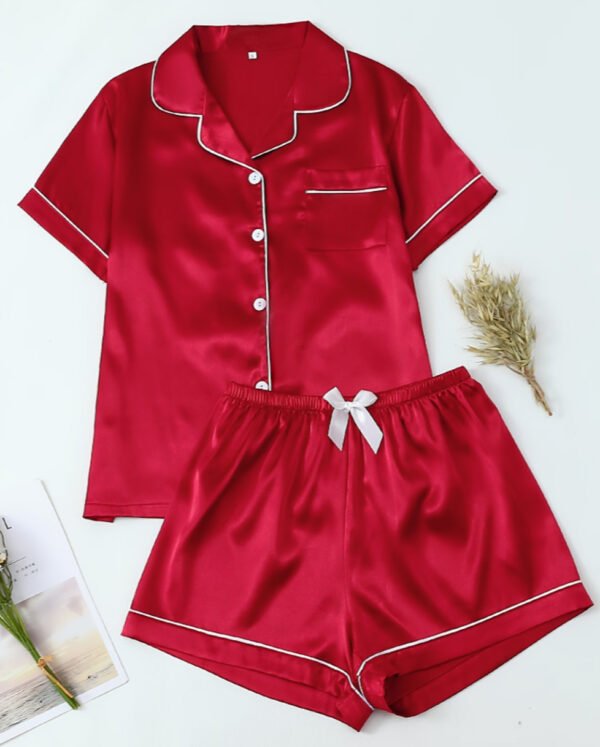 Pyjama en Satin pour Femme avec Haut Boutonné, Short et Taille Élastique – Élégance et Confort à la Maison