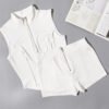 Ensemble Chic Blanc pour Femme – Crop Top Sans Manches à Col Montant et Short Assorti – Image 4