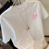 Rectangle 644 T-shirt adidas – Logo Trèfle à Trois Feuilles et Plumes Roses