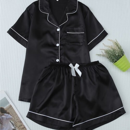 Pyjama en Satin pour Femme avec Haut Boutonné, Short et Taille Élastique – Élégance et Confort à la Maison
