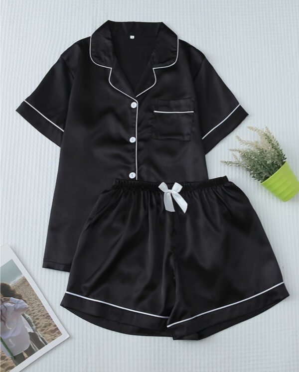 Pyjama en Satin pour Femme avec Haut Boutonné, Short et Taille Élastique – Élégance et Confort à la Maison