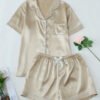 Pyjama en Satin pour Femme avec Haut Boutonné, Short et Taille Élastique – Élégance et Confort à la Maison