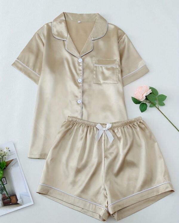 Pyjama en Satin pour Femme avec Haut Boutonné, Short et Taille Élastique – Élégance et Confort à la Maison