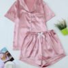 Pyjama en Satin pour Femme avec Haut Boutonné, Short et Taille Élastique – Élégance et Confort à la Maison