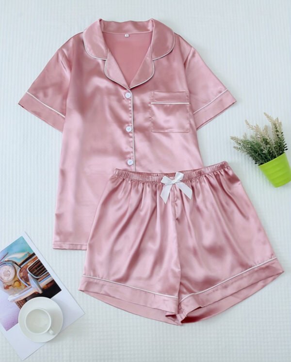 Pyjama en Satin pour Femme avec Haut Boutonné, Short et Taille Élastique – Élégance et Confort à la Maison