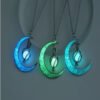 Collier Pendentif Lune Mignon et Lumineux dans le Noir – Bijou Phosphorescent Original et Poétique