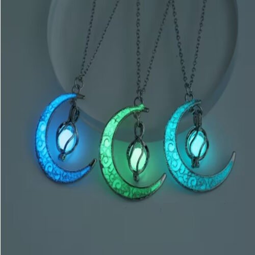 Collier Pendentif Lune Mignon et Lumineux dans le Noir – Bijou Phosphorescent Original et Poétique