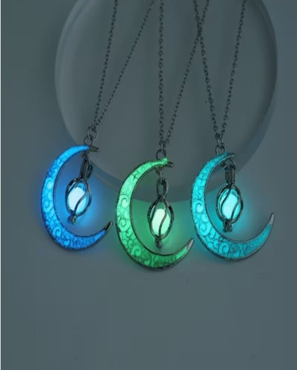 Collier Pendentif Lune Mignon et Lumineux dans le Noir – Bijou Phosphorescent Original et Poétique