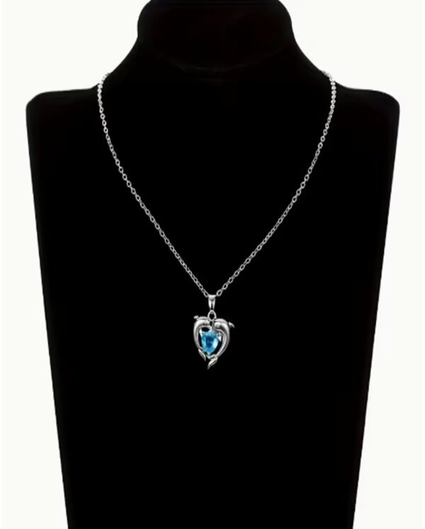 Collier "Étreinte du Dauphin" en Saphir Synthétique Bleu – Pendentif Animal Romantique et Élégant