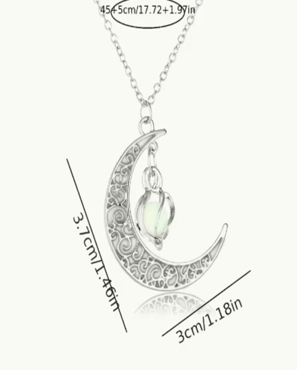 Collier Pendentif Lune Mignon et Lumineux dans le Noir – Bijou Phosphorescent Original et Poétique