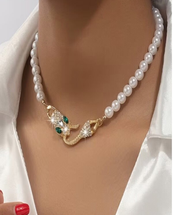 Rectangle 866 (1) Collier Élégant Tête de Serpent et Perle – Bijou Unique et Chic pour Femme