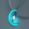 Collier Pendentif Lune Mignon et Lumineux dans le Noir – Bijou Phosphorescent Original et Poétique