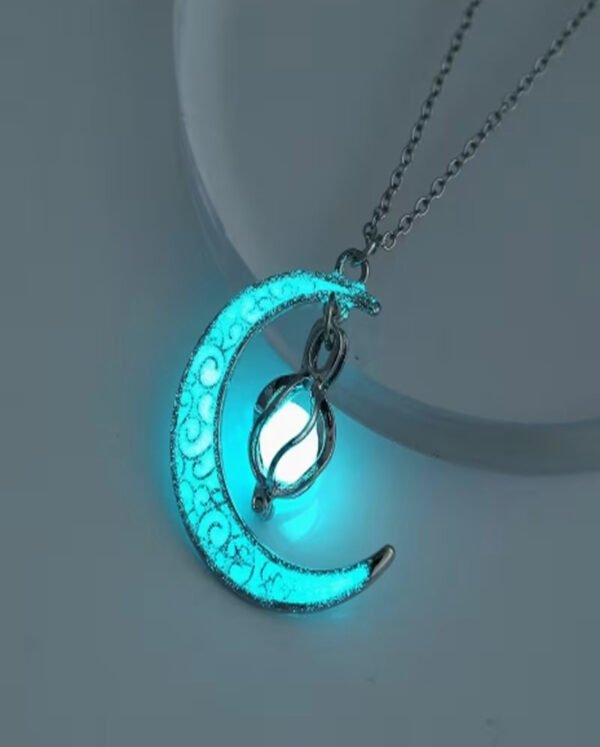 Collier Pendentif Lune Mignon et Lumineux dans le Noir – Bijou Phosphorescent Original et Poétique