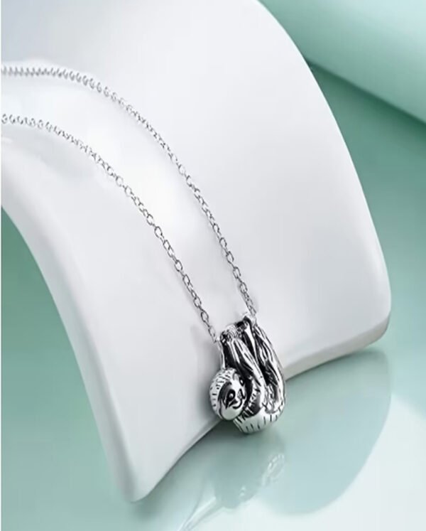 Collier Élégant Paresseux Argenté de Luxe – Pendentif Animal Original et Raffiné
