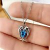 Collier "Étreinte du Dauphin" en Saphir Synthétique Bleu – Pendentif Animal Romantique et Élégant
