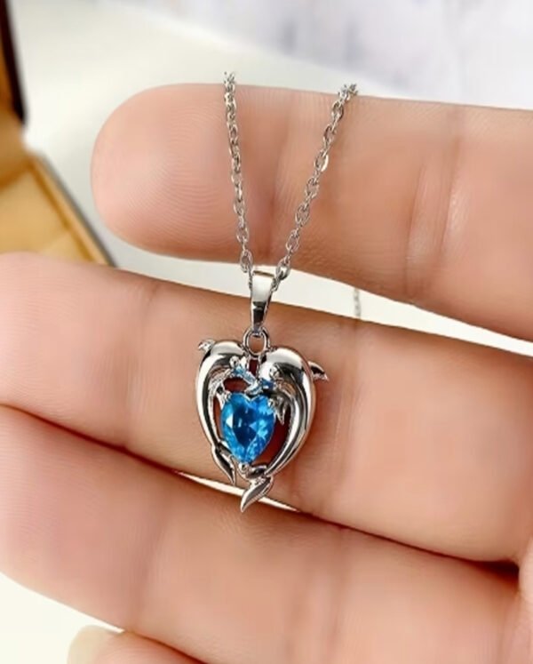 Collier "Étreinte du Dauphin" en Saphir Synthétique Bleu – Pendentif Animal Romantique et Élégant