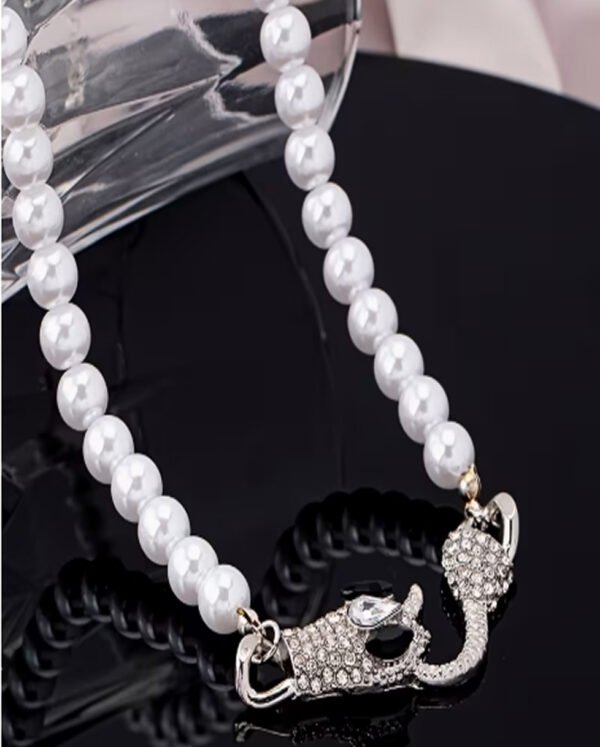 Rectangle 867 (1) Collier Élégant Tête de Serpent et Perle – Bijou Unique et Chic pour Femme