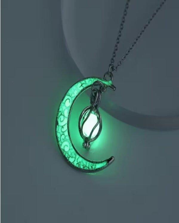 Collier Pendentif Lune Mignon et Lumineux dans le Noir – Bijou Phosphorescent Original et Poétique