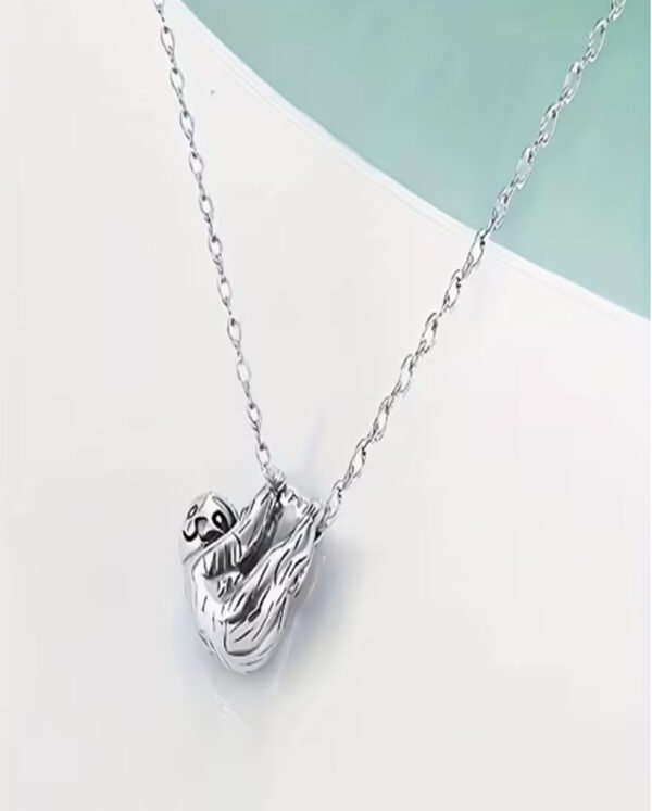 Collier Élégant Paresseux Argenté de Luxe – Pendentif Animal Original et Raffiné