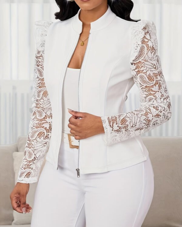 Veste Blanche Élégante à Col Montant – Blazer Couture avec Patchwork Paisley et Dentelle