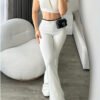 Ensemble Athlétique Deux Pièces pour Femme : Crop Top Col Carré et Pantalon Évasé Taille Haute
