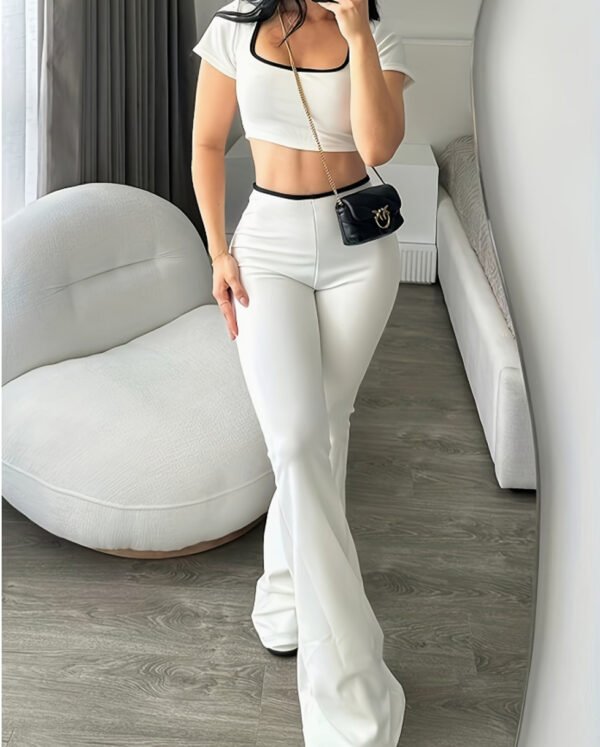 Ensemble Athlétique Deux Pièces pour Femme : Crop Top Col Carré et Pantalon Évasé Taille Haute