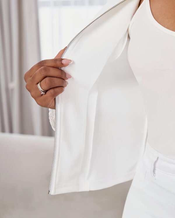 Veste Blanche Élégante à Col Montant – Blazer Couture avec Patchwork Paisley et Dentelle
