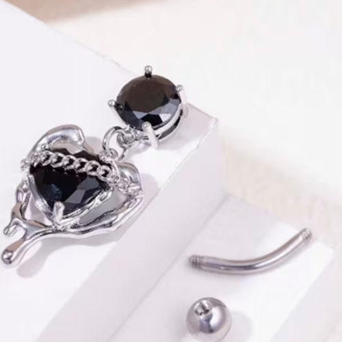 Piercing de Nombril avec Chaîne Pendentif Cœur en Zircone Noire – Bijou de Corps Gothique Romantique et Glamour