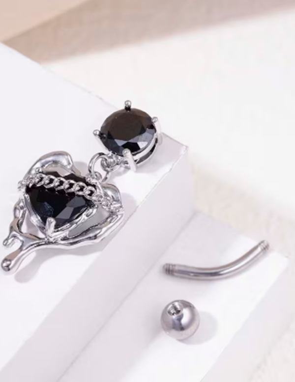Piercing de Nombril avec Chaîne Pendentif Cœur en Zircone Noire – Bijou de Corps Gothique Romantique et Glamour