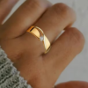 Bague élégante pour femme avec lignes géométriques et zircone cubique synthétique