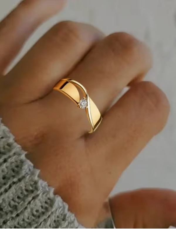 Bague élégante pour femme avec lignes géométriques et zircone cubique synthétique
