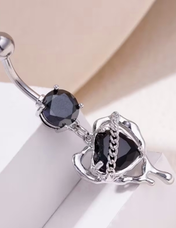 Piercing de Nombril avec Chaîne Pendentif Cœur en Zircone Noire – Bijou de Corps Gothique Romantique et Glamour