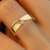 Bague élégante pour femme avec lignes géométriques et zircone cubique synthétique