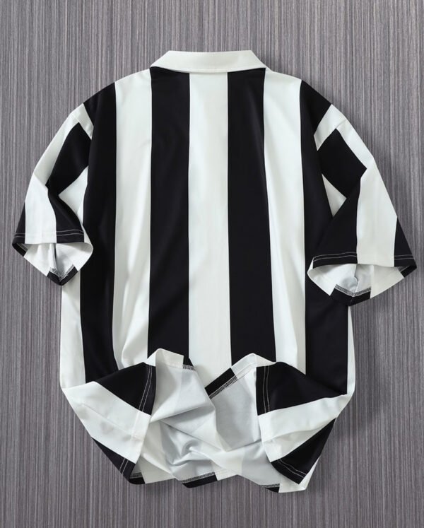 Polo Homme à Larges Rayures Noires et Blanches – Col Structuré Style Rétro Chic